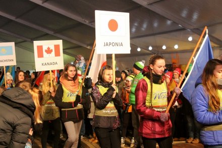 Wejście wolontariuszy z flagami i tablicami państw uczestniczących w Pucharze Świata na scenę